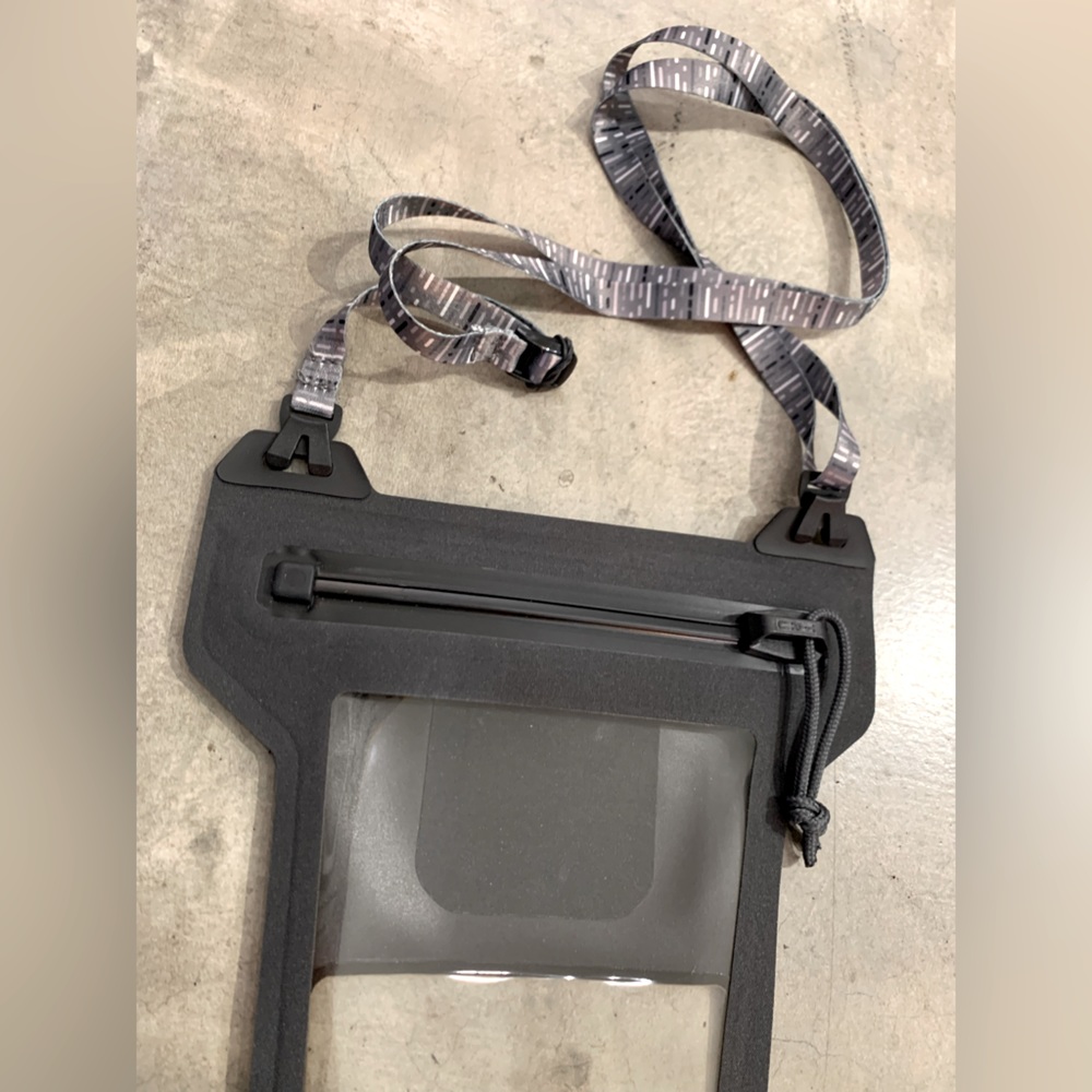 RunOff Waterproof Touchscreen Friendly Phone Pouch 💦 - Picture 5 of 12